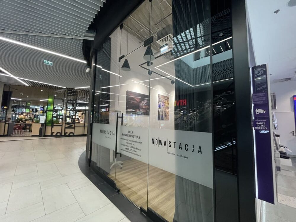 Wejście do sali konferencyjnej w centrum handlowym Nowa Stacja Pruszków